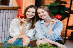 Thời trang - 2 mỹ nhân Đông Âu cao 1m83 "gây sốt" khi lên sóng truyền hình Việt là ai?