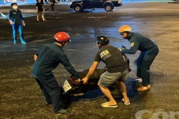 Tin tức trong ngày - Xe container làm đổ dầu trên đoạn đường hơn 20km, người dân ngã xe hàng loạt