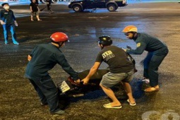 Tin tức trong ngày - Xe container làm đổ dầu trên đoạn đường hơn 20km, người dân ngã xe hàng loạt