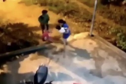 Tin tức trong ngày - Khởi tố người cha ném con gái ra đường làm rạn xương vai