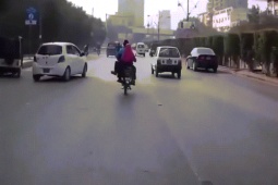 Phi thường - kỳ quặc - Thót tim cảnh cả gia đình ngã xuống đường do váy cuốn vào bánh xe máy