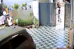 Ô tô - Clip: Cô gái lùi xe đâm bay cổng, thanh niên phía sau thoát nạn trong tích tắc