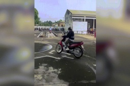 Xe máy - Xe đạp - Clip: Cô gái thi lái xe máy chạy vòng số 8 thành số 0