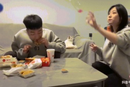 Clip hài hước - Miếng ăn tới miệng rồi vẫn bị "cướp" trắng trợn