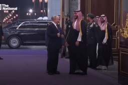 Thế giới - Cái bắt tay gây chú ý giữa ông Putin và thái tử Ả Rập Saudi