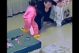 Clip hài hước - Cô bé dứt khoát cầm dép đánh bố được khen ngợi