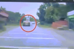 Ô tô - Clip: Xe đầu kéo "đòi hơn thua" ô tô con rồi gây tai nạn