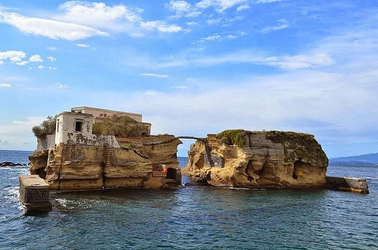 Isola La Gaiola, Ý: Ẩn mình trong vòng tay quyến rũ của thiên nhiên&nbsp;là một hòn đảo tuyệt đẹp như&nbsp;bức tranh đầy mê hoặc. Tuy nhiên, giữa vẻ đẹp thơ mộng của nó là&nbsp;một lời nguyền cổ được người dân truyền miệng về một vùng đất bị ma ám. Trên thực tế, điểm đến độc đáo này bao gồm hai hòn đảo nối liền với nhau bằng một cây cầu cũ kỹ và được cho là nơi phải chịu một chuỗi vận rủi kỳ lạ.
