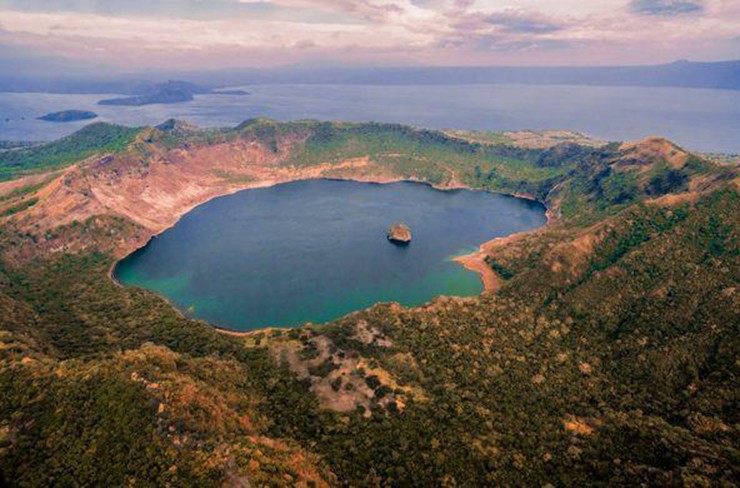 Vulcan Point, Philippines: Đây là một hòn đảo được bao bọc bởi một hồ nước thanh bình. Nhưng hồ nước này lại ẩn mình trên một hòn đảo khác và chưa hết, hòn đảo bên ngoài này lại nằm giữa&nbsp;Thái Bình Dương. Sự phức tạp của các hòn đảo lồng nhau này có sức thu hút rất lớn với du khách bởi nó khiến người ta phải kinh ngạc trước những điều kỳ diệu tuyệt vời.
