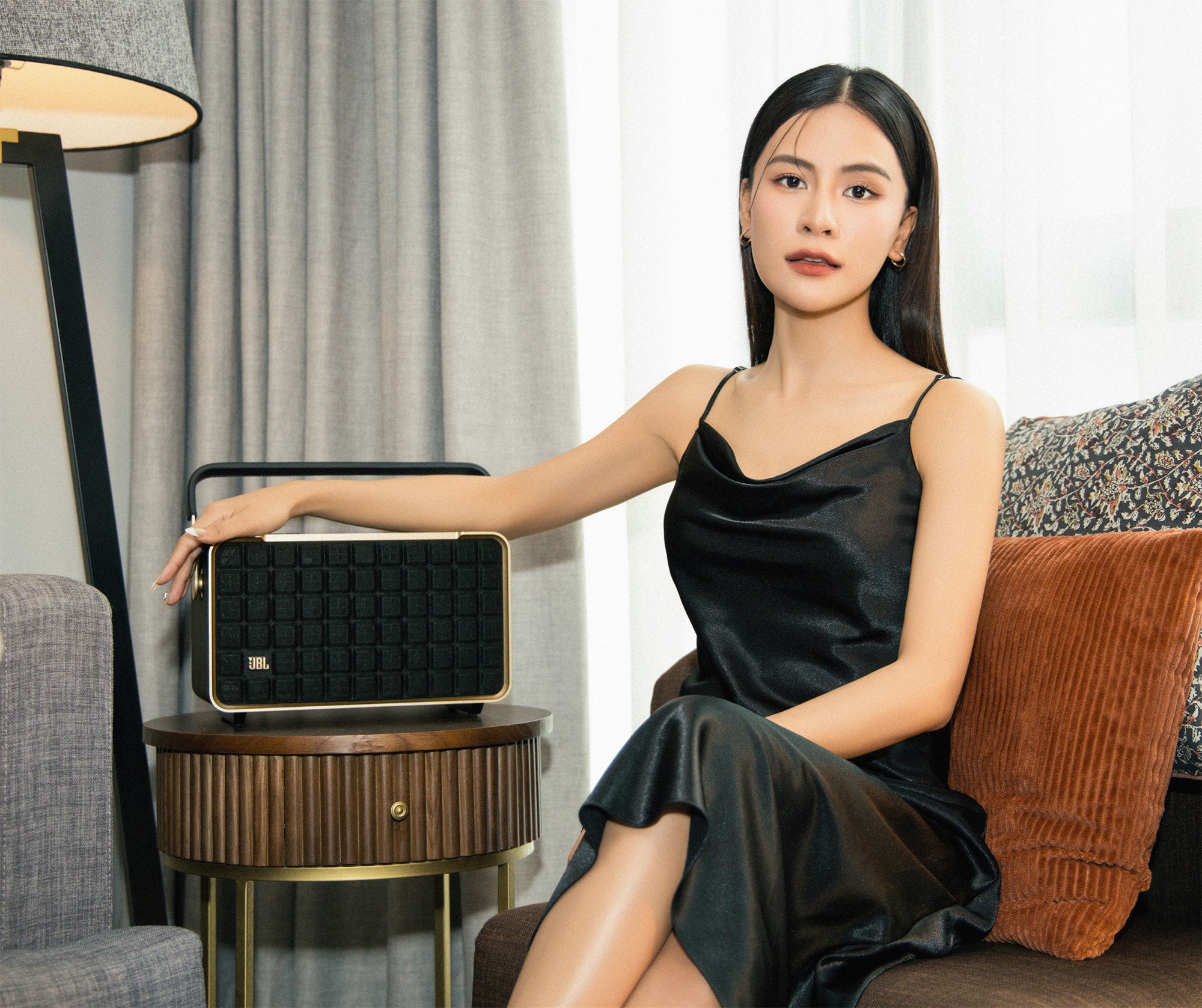 “Hà Nhi và JBL Authentics 300”