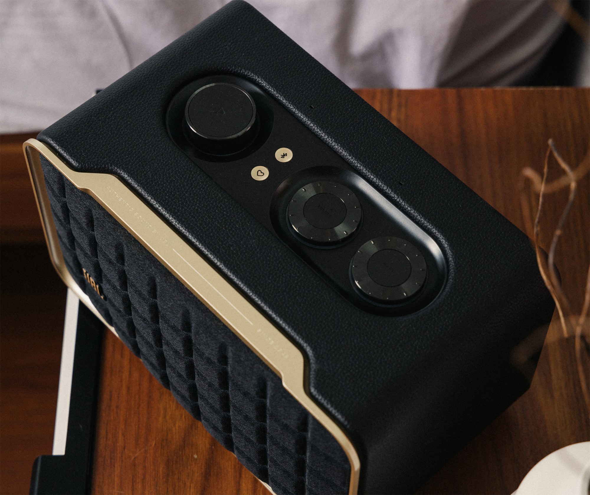 JBL Authentics tích hợp tính năng được phát triển bởi sự hợp tác giữa Amazon và Google, cho phép người nghe quyền truy cập đồng thời vào trợ lý giọng nói của họ