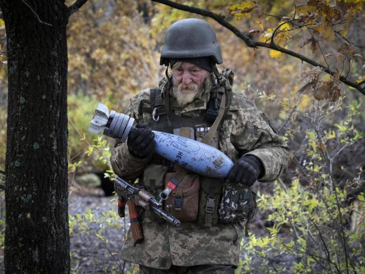 Một binh sĩ Ukraine ôm đạn pháo do Mỹ viện trợ (ảnh: CNN)
