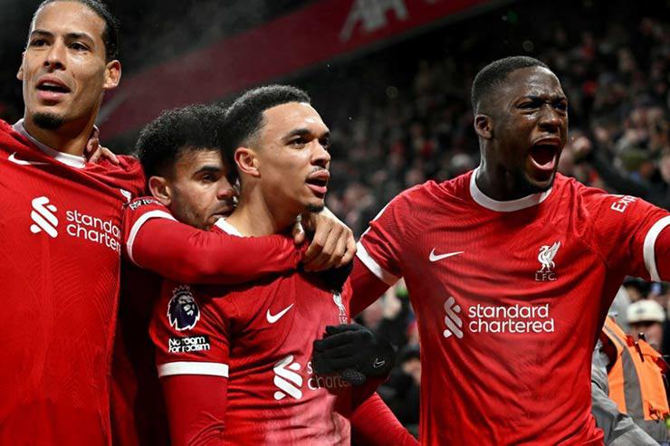 Liverpool tưởng như sẽ tranh ngôi với Man City nhưng năm nay còn có 2 đối thủ khác