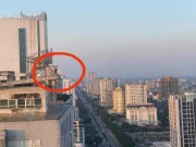 Tin tức trong ngày - VIDEO: Nghẹt thở giải cứu cô gái trẻ đứng trên nóc chung cư 27 tầng