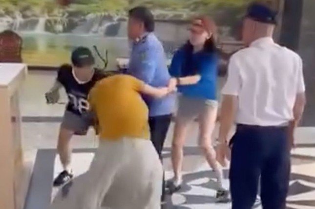 Chị M (áo vàng) bị T (áo đen) và Q (áo xanh) đánh trong chung cư ở quận Bình Thạnh. Ảnh cắt từ clip.