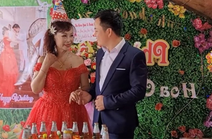 Cô dâu Thu Sao lấy chồng kém 35 tuổi đẹp bất ngờ ở tuổi U70 - 1