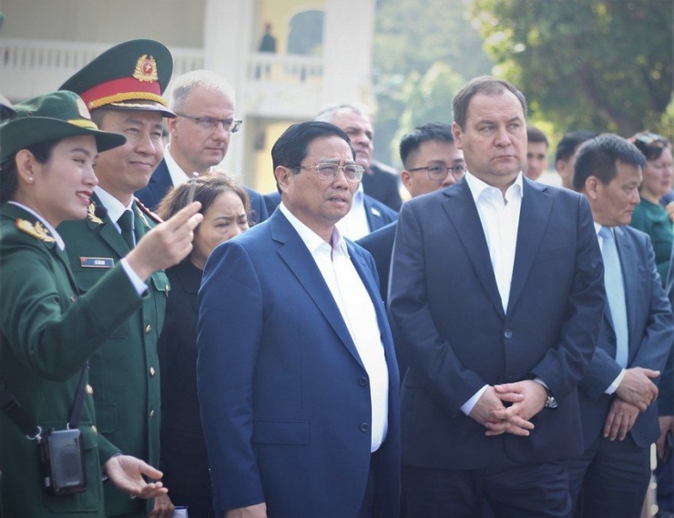 Hình ảnh Thủ tướng Phạm Minh Chính và Thủ tướng Belarus uống cà phê, thăm Cột cờ Hà Nội - 8