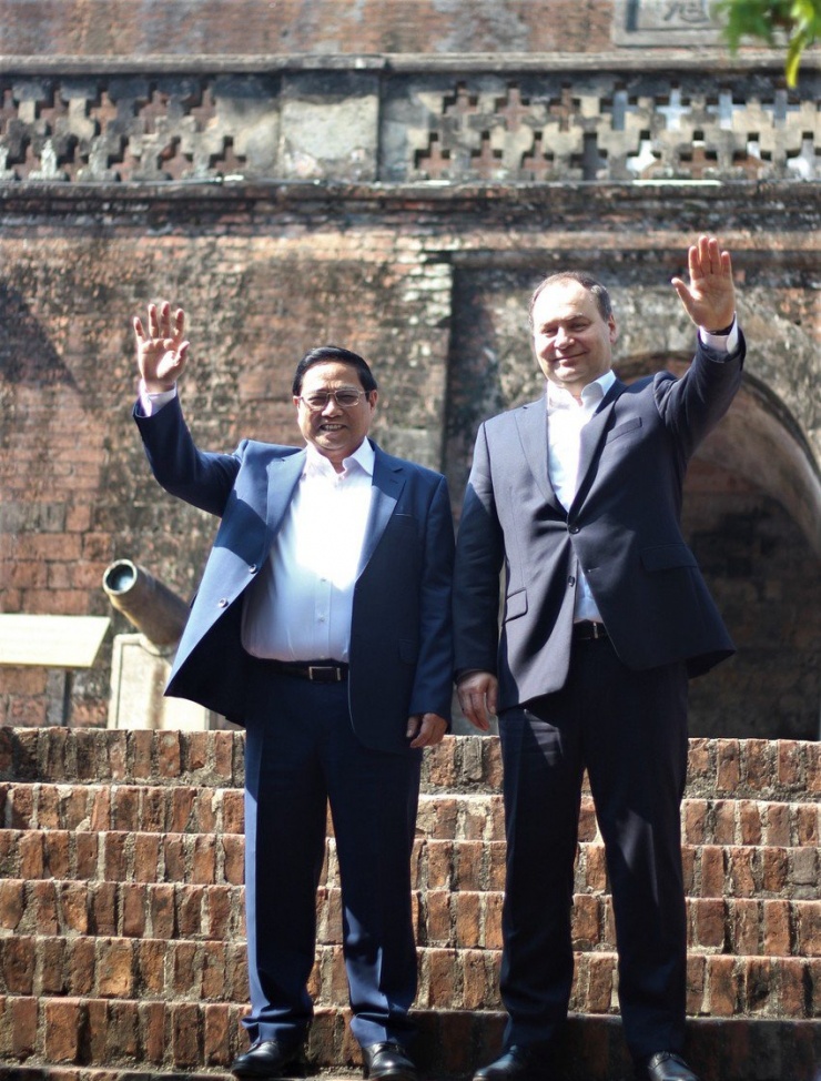 Hai nhà lãnh đạo đặt chân lên khuôn viên Cột cờ Hà Nội. Ảnh: VIẾT THỊNH.