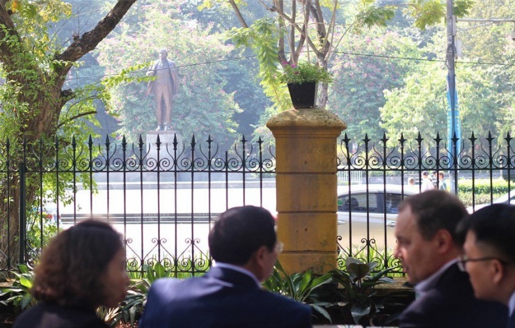 Phía trước nơi hai Thủ tướng ngồi là Công viên Lê Nin. Ảnh: VIẾT THỊNH.