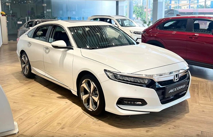 Nỗ lực hút khách, Honda Accord giảm giá kỷ lục 220 triệu đồng - 3