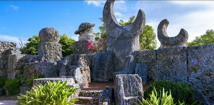 Lâu đài Coral (Homestead, Florida, Mỹ): Tòa lâu đài kỳ lạ này do một người đàn ông tự tay mình xây dựng lên trong suốt 25 năm cho đến khi ông qua đời vào năm 1951. Toàn bộ công trình không hề được sử dụng máy móc lớn, chủ của lâu đài đã tự cắt, di chuyển và điêu khắc hơn 1.100 tấn san hô đá. Làm thế nào để ông có thể thực hiện được kỳ công kỹ thuật này chỉ bằng các dụng cụ cầm tay vẫn còn là một bí ẩn.
