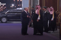 Cái bắt tay gây chú ý giữa ông Putin và thái tử Ả Rập Saudi