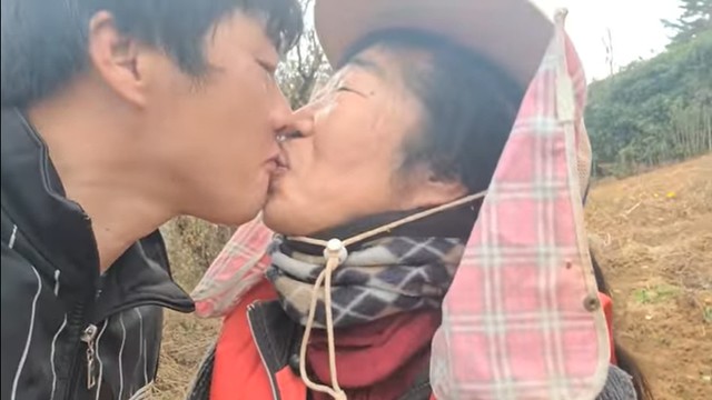 Cặp đôi yêu lệch tuổi người Hàn gây sốt.