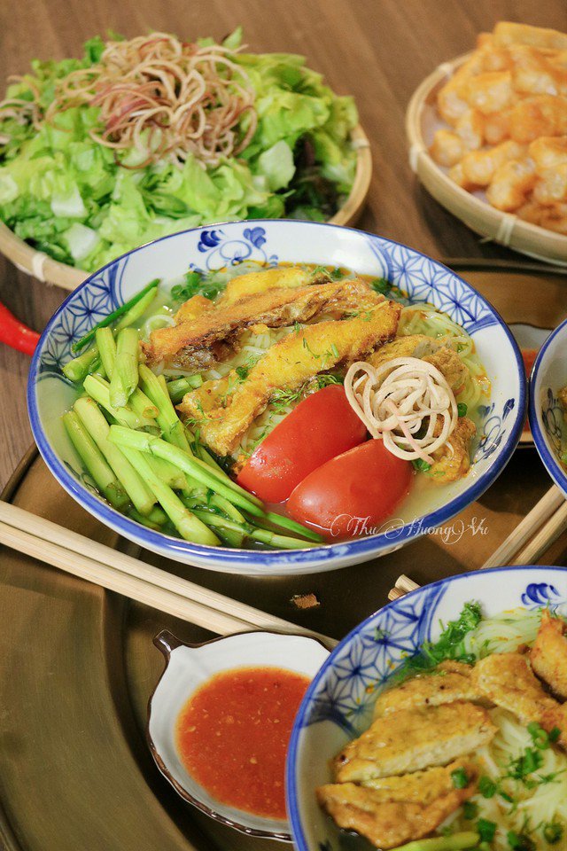 Bún cá thơm ngon ăn kèm các loại rau sống như hoa chuối, rau xà lách, mùi, húng,... càng làm tăng hương vị món ăn.