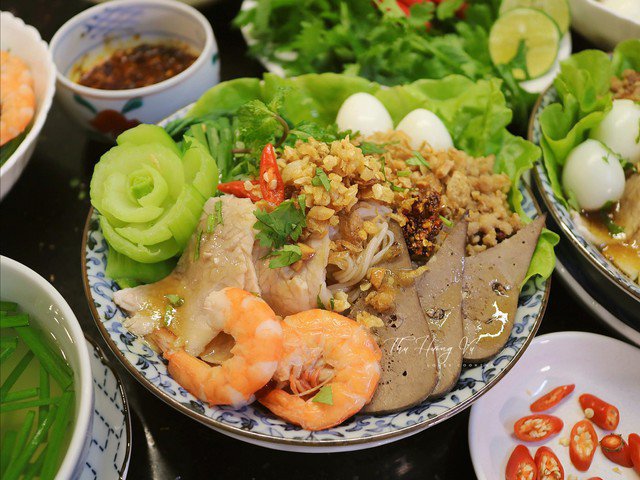 Hủ tiếu là một trong những món ăn ngon của Nam Bộ, chiêu đãi gia đình một bát đầy đủ tôm, thịt, gan, trứng cút,... giúp mọi người có đủ dinh dưỡng cho ngày dài làm việc và học tập.