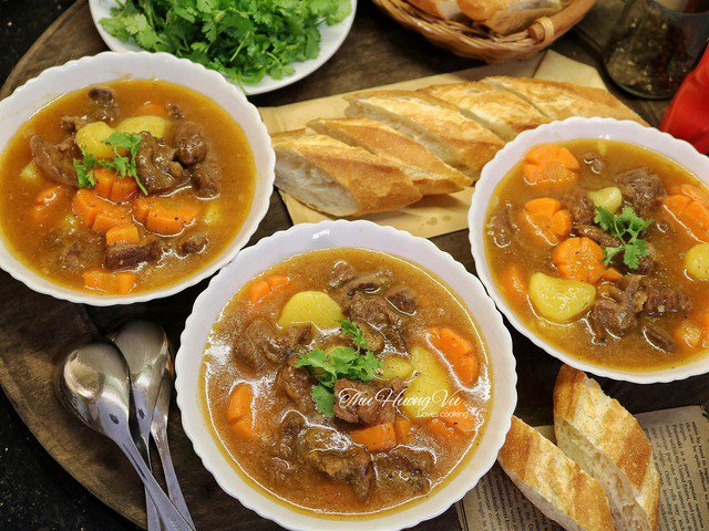 Món sốt vang được làm từ thịt bò ninh nhừ cùng củ quả ăn kèm bánh mì trong những ngày đông thì còn gì tuyệt vời hơn.