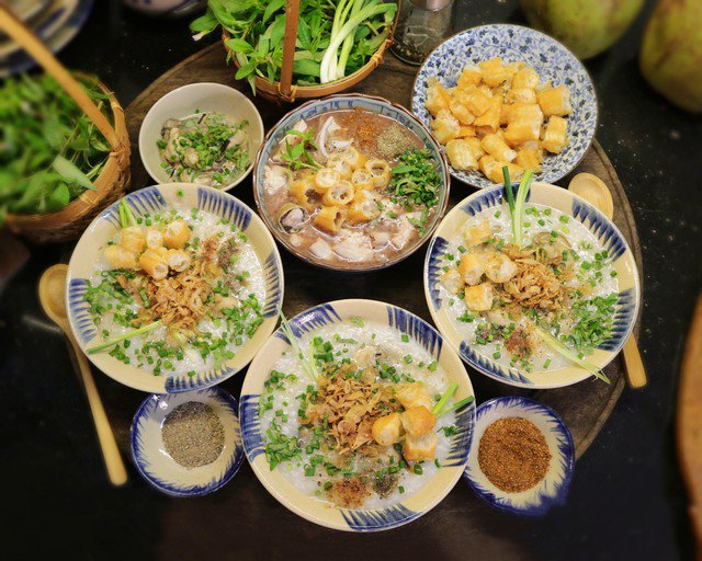 Nhà có trẻ em và người già thì các món cháo sẽ được ưu tiên hơn cả vì nó dễ ăn và bổ dưỡng không kém các món khác.