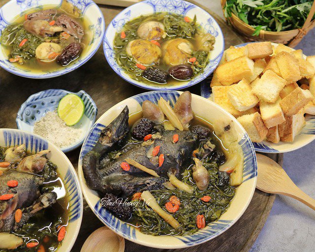 Gà tần, trứng lộn thuốc bắc ăn kèm bánh mì chiên/nướng vô cùng thơm ngon và giàu chất dinh dưỡng. Những ngày đông, mưa lạnh chỉ cần hít hà hương thơm của món ăn cũng đủ làm người ta thêm ấm lòng.