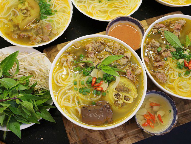 Món bún bò giò heo với hương vị đặc trưng sẽ là một gợi ý hấp dẫn không kém.