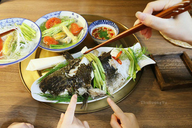 Cá quả thịt thơm dai ăn cùng rau cần ngọt giòn, chấm thêm nước mắm tỏi ớt ai cũng nức nở khen.