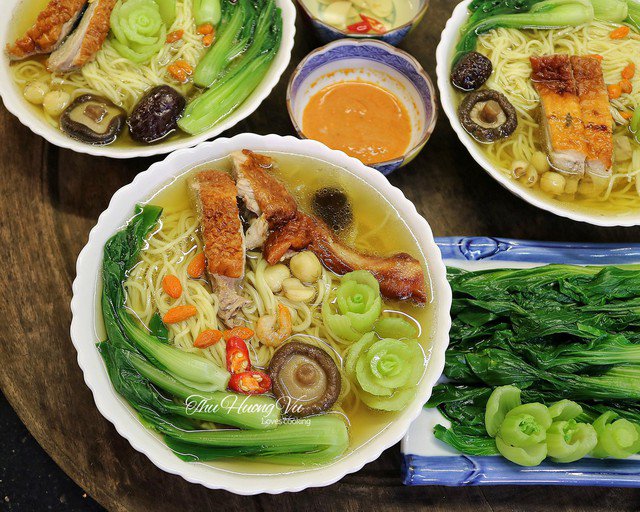 Một bát mì với đầy đủ rau, thịt sẽ thích hợp các thành viên trong gia đình. Hương vị ấm nóng khiến người ta khó quên.