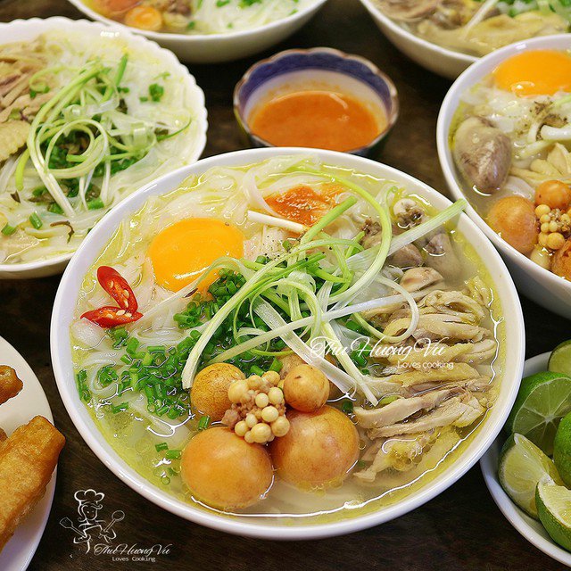 Phở gà hấp dẫn không kém và cũng là một món không nên bỏ qua trong những ngày thời tiết chuyển mùa.