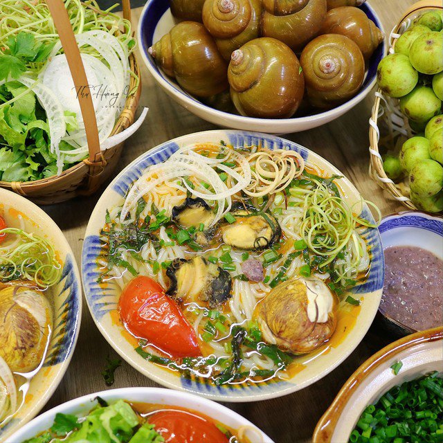 Những chú ốc béo ngậy, giòn ngon chính là điểm nhấn của món ăn này, thêm vị nước dùng ngọt thật tuyệt vời.