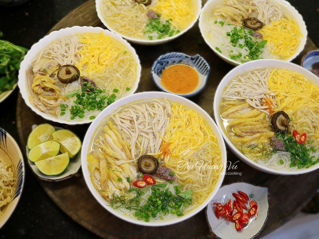 Bún thang cũng là một món ăn truyền thống của người Hà Nội, các nguyên liệu hòa quyện với nhau thật hài hòa, khiến người thưởng thức khó lòng quên.