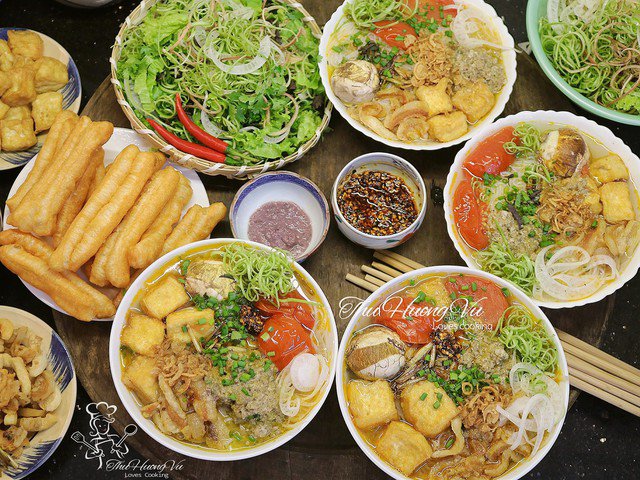 Bún riêu có tóp mỡ thơm ngậy ăn kèm rau sống.