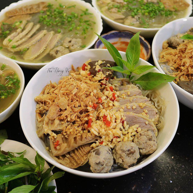 Miến ngan trộn có nước sốt đậm đà ăn cùng các "topping" thơm ngon thật không nên bỏ qua.