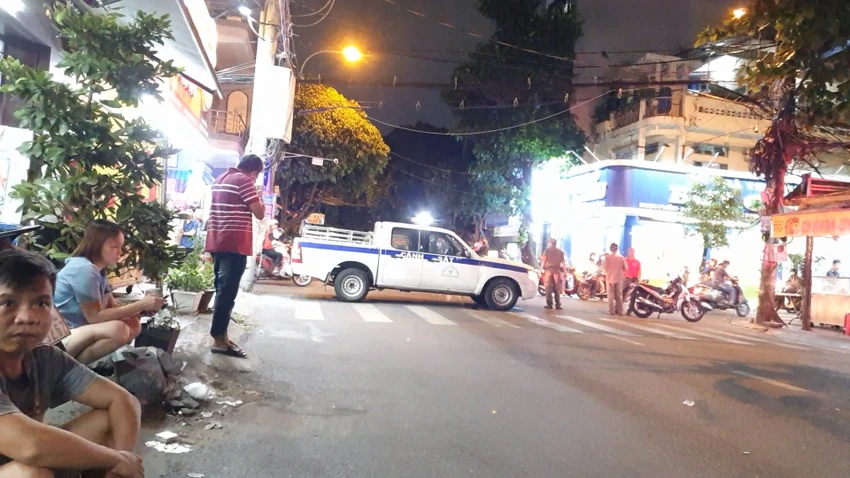 Công an phong tỏa đoạn đường qua khu vực để phục vụ việc khám nghiệm. Ảnh: NT