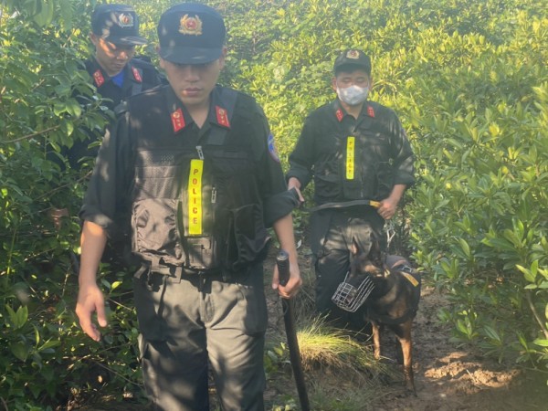Công an Hà Tĩnh huy động 4 chú chó nghiệp vụ cùng vào cuộc để truy vết.