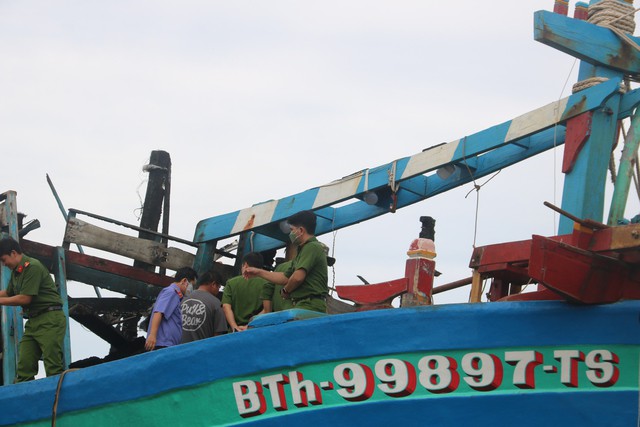 Tàu cá BTh 99897 TS, nơi được cho khởi nguồn vụ cháy chiều 7-12