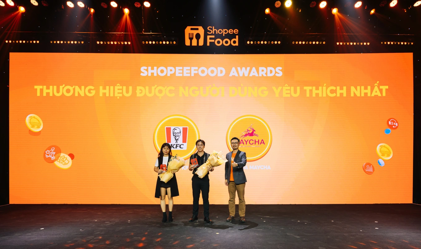 CEO Trà sữa MayCha Phùng Anh Thế (giữa) nhận giải "Thương hiệu được người dùng yêu thích nhất" tại "Hội nghị tôn vinh nhà hàng và đối tác ShopeeFood 2023".