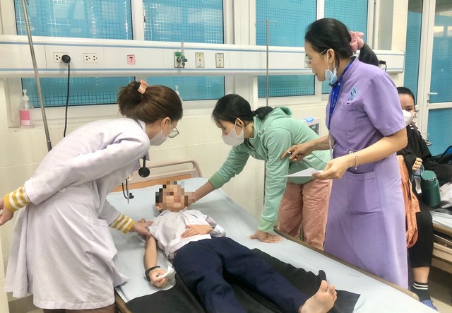 Học sinh nhập viện tại Bệnh viện Sản - Nhi tỉnh Quảng Ngãi