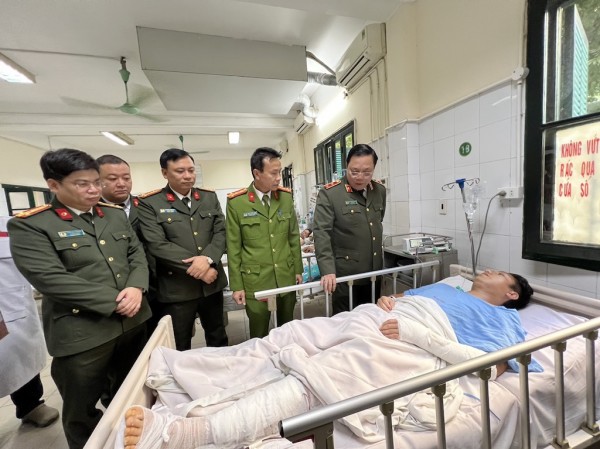 Thăm hỏi cán bộ Công an TP Hà Nội bị thương khi làm nhiệm vụ - 1