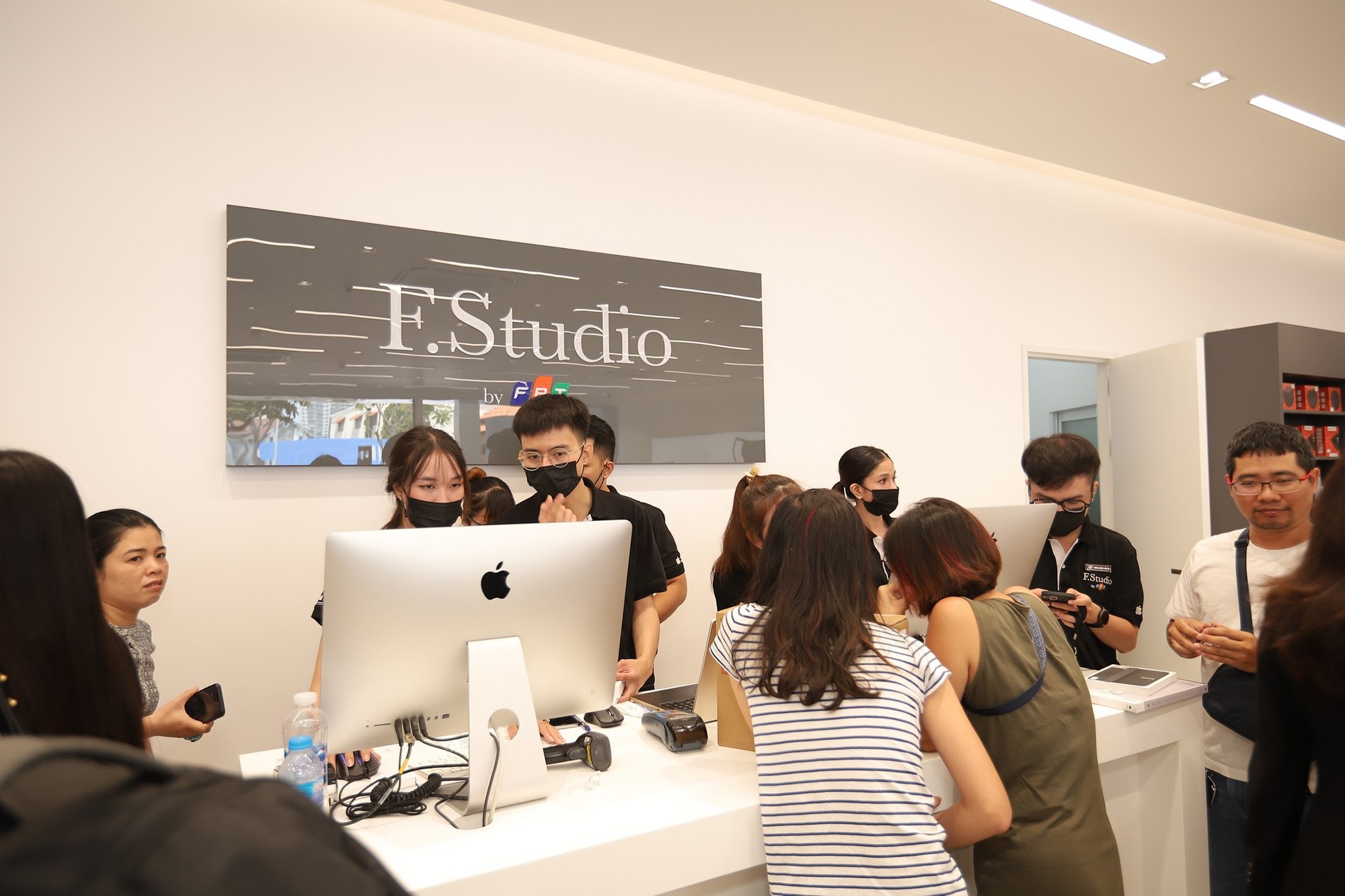 FPT Shop tặng 2 năm bảo hành cho iPhone 15 series để khách hàng yên tâm hơn khi mua sắm tại hệ thống.