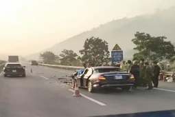 Tin tức trong ngày - Tài xế Mercedes tử vong sau va chạm khủng khiếp trên cao tốc