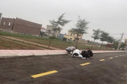 Kinh doanh - Lãi tiết kiệm giảm mạnh, nhà đầu tư chi tiền tỷ "bắt đáy" đất nền