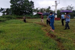 Ngọn đồi xuất hiện vết nứt gần 50m khiến mọi người lo lắng